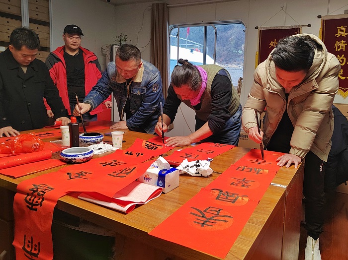 群賢畢至賀新春，揮毫潑墨送祝福